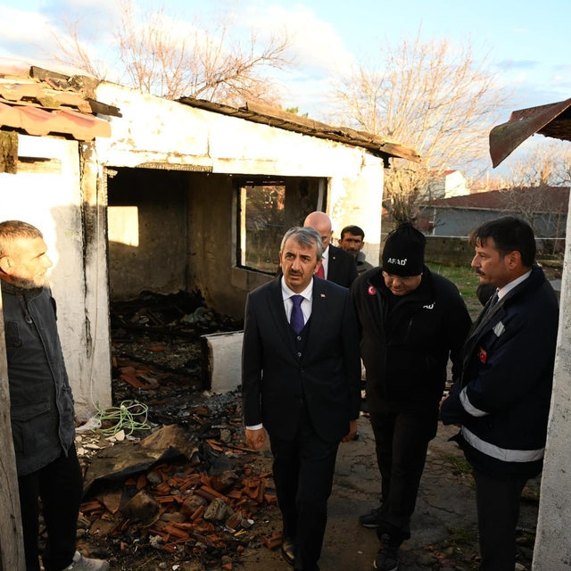 Edirne Valisi Sezer, evi yanan aileyi ziyaret etti