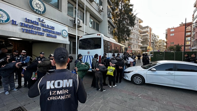 İzmir'de suç örgütü operasyonunda 32 şüpheli tutuklandı