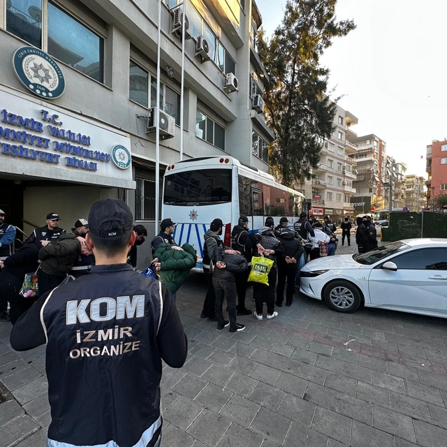 İzmir'de suç örgütü operasyonunda 32 şüpheli tutuklandı