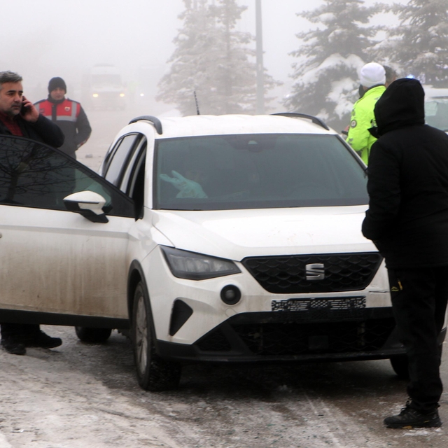 Erzurum'da 13 araç zincirleme kazaya karıştı
