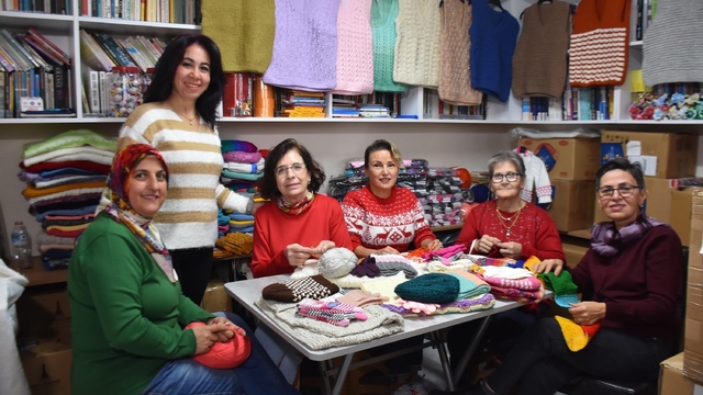 'İzmirli Teyzeler'den minik kalplere yeni yıl sürprizi