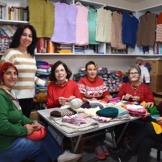 'İzmirli Teyzeler'den minik kalplere yeni yıl sürprizi