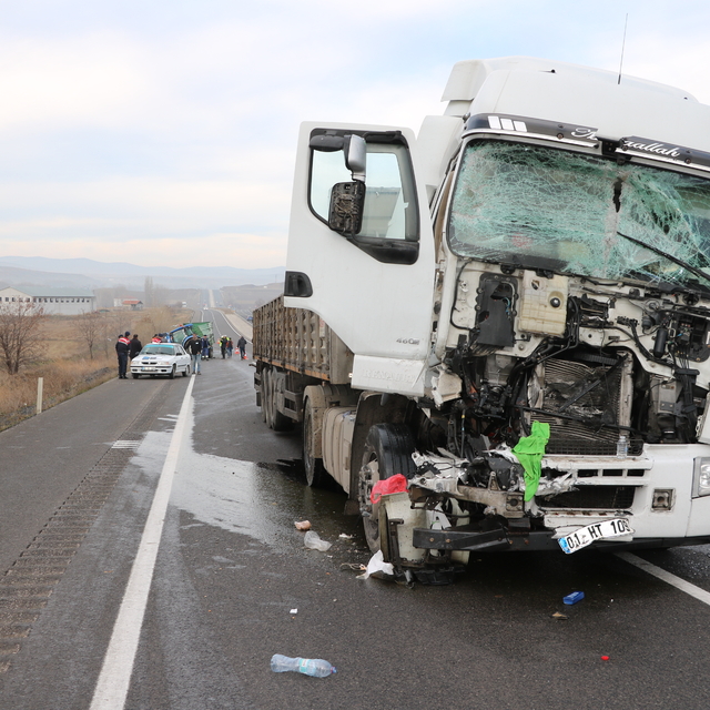 Yozgat'ta tır ile traktörün çarpışması sonucu 1 kişi yaralandı