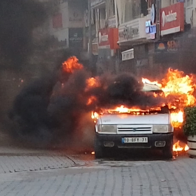 Balıkesir'de park halindeki otomobil yandı