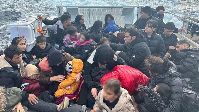 Çanakkale'de 32'si çocuk 76 kaçak göçmen kurtarıldı
