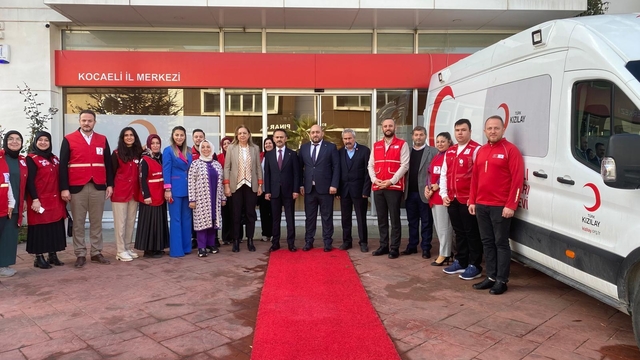 Vali İlhami Aktaş'tan Türk Kızılay Kocaeli Şubesi'ne ziyaret