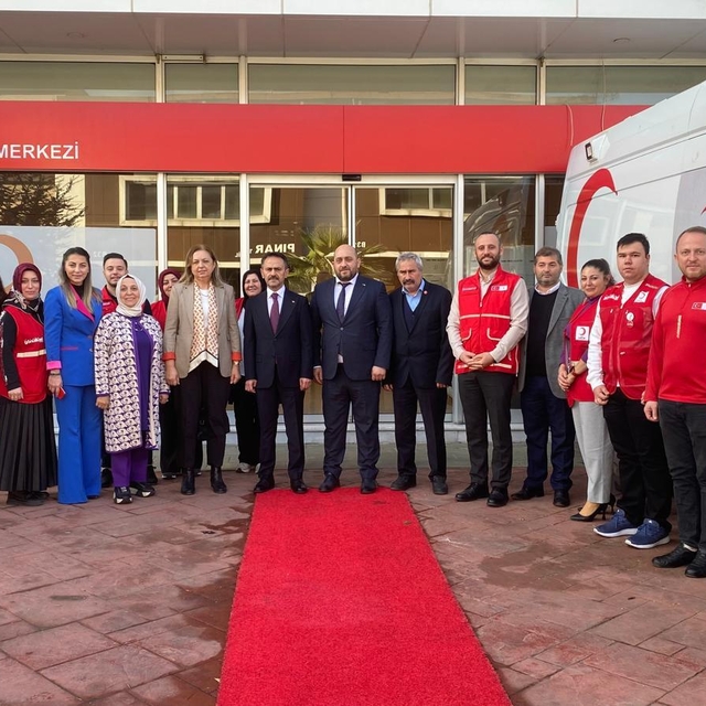 Vali İlhami Aktaş'tan Türk Kızılay Kocaeli Şubesi'ne ziyaret