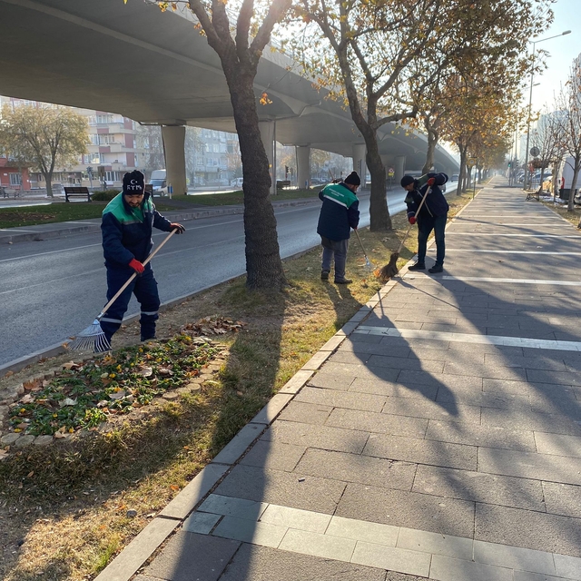 Büyükşehir Belediyesi kent genelinde temizlik ve bakım işlerine devam ediyo...