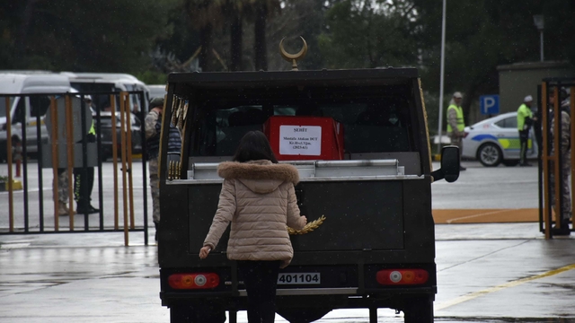 Şehit Teğmen Dut'un naaşı İzmir'de; kardeşi, cenaze aracının peşinden koştu