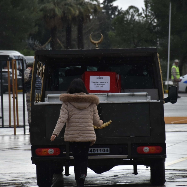 Şehit Teğmen Dut'un naaşı İzmir'de; kardeşi, cenaze aracının peşinden koştu