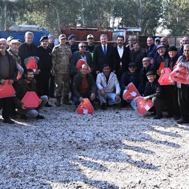 Osmaniye'de çiftçilere reflektör dağıtıldı