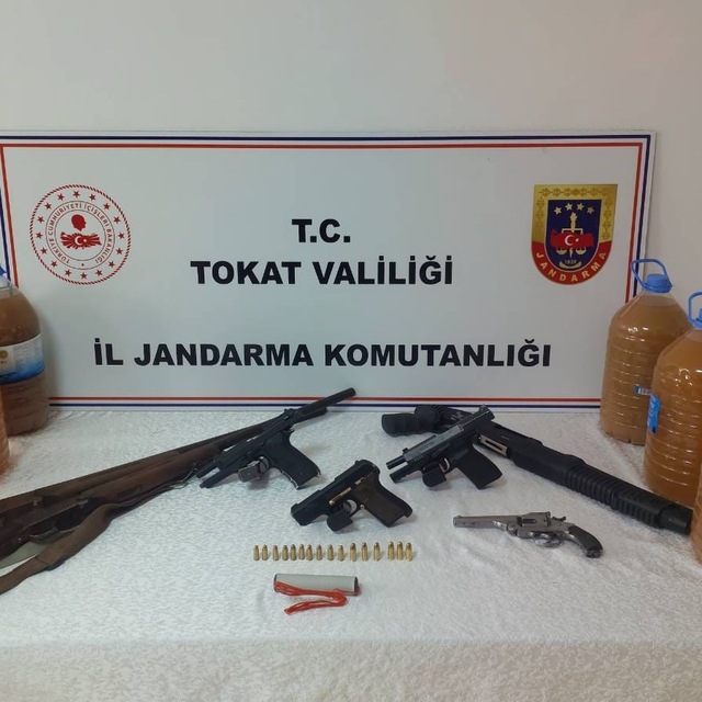 Tokat merkezli silah kaçakçılığı ve sahte alkol operasyonunda 12 kişi yakal...