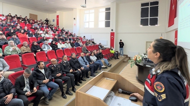 Merzifon'da üniversite öğrencileri jandarma ekiplerince bilgilendirildi