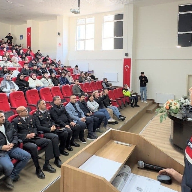 Merzifon'da üniversite öğrencileri jandarma ekiplerince bilgilendirildi