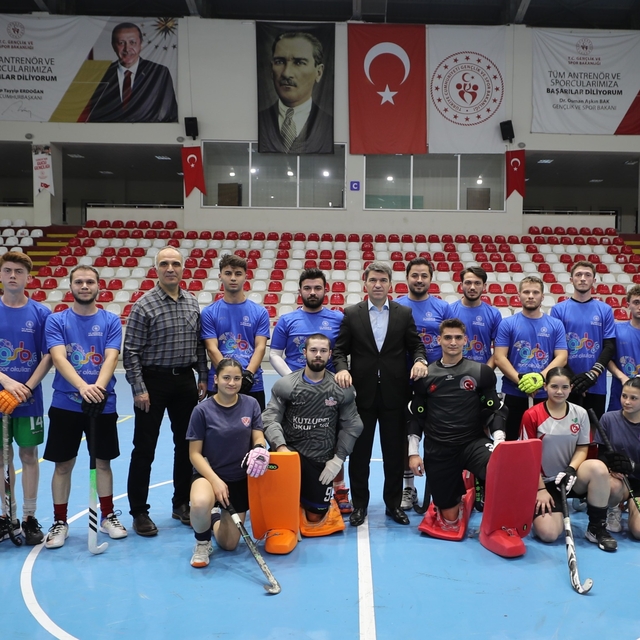 Amasya Valisi Bakan'dan hokey takımına ziyaret