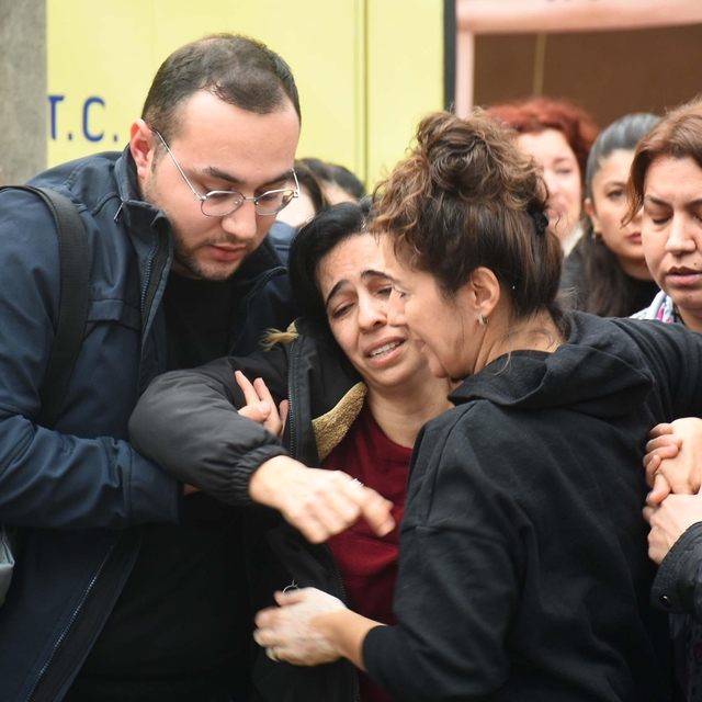 Şehit Teğmen Dut'un naaşı İzmir'de; kardeşi, cenaze aracının peşinden koştu...