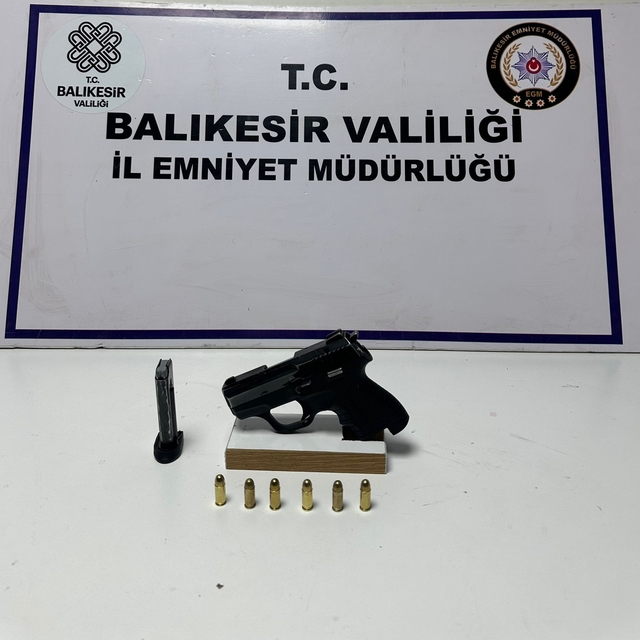Balıkesir'de polis, cinayet hükümlüsünü motosikletli kurye gibi davranarak...