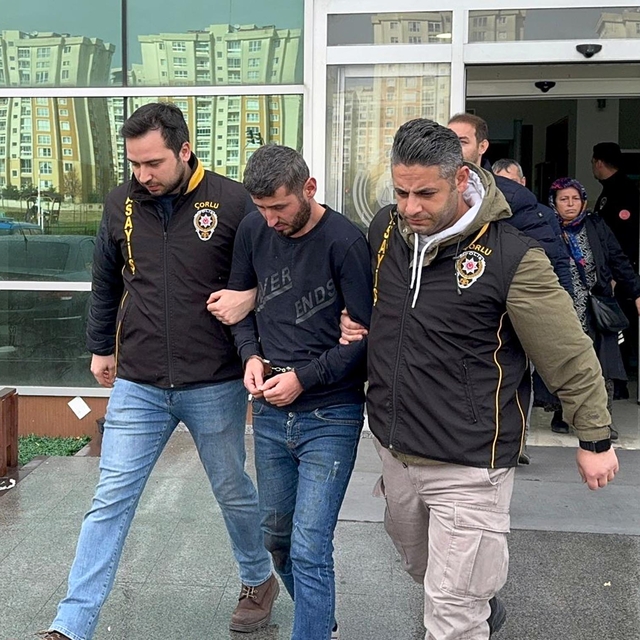 Bıçakla eşini yaralayıp, yanındaki erkeği öldüren şüpheli tutuklandı
