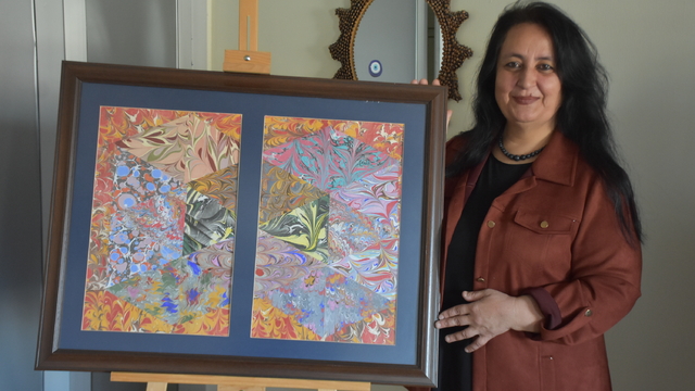 Ebru sanatçısı Meral Bıyık: Bu sanat insanı terapi ediyor