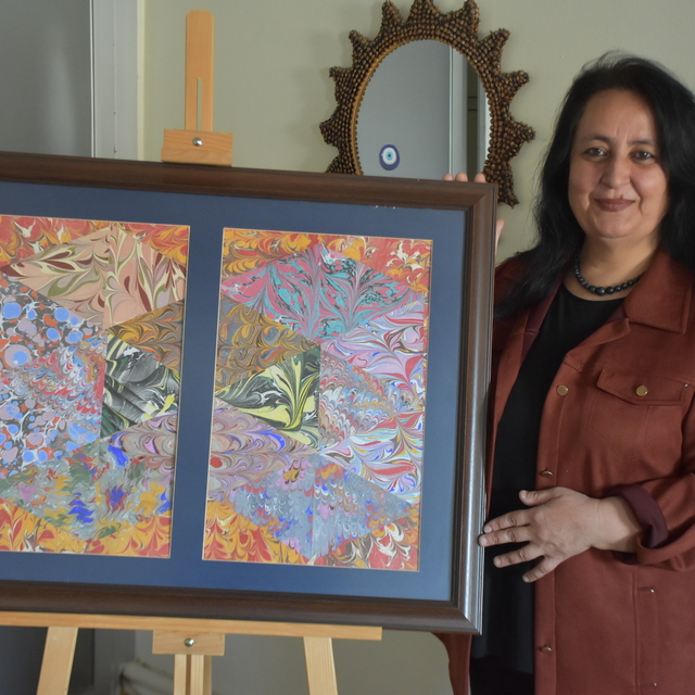 Ebru sanatçısı Meral Bıyık: Bu sanat insanı terapi ediyor