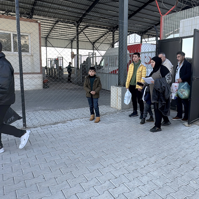 Suriyeliler Zeytindalı Sınır Kapısı'ndan da ülkelerine dönüyor