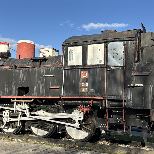 Samsun'da kullanılmayan lokomotifte çıkan yangın söndürüldü