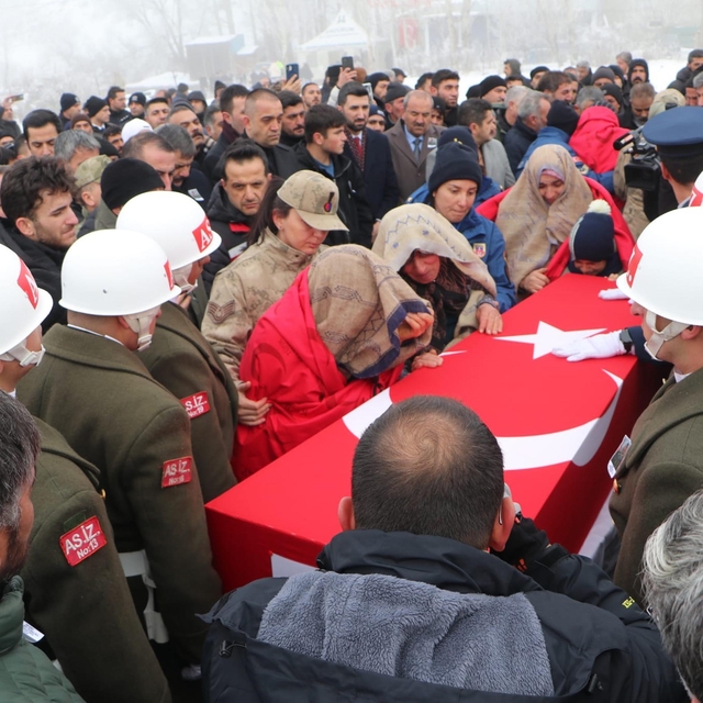 Şehit Nergiz'in cenazesi Erzurum'da; babası 'Susun, Taha uyuyor' diye bağır...