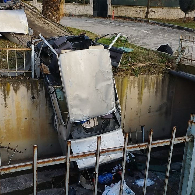 Kocaeli'de su kanalına düşen otomobilin sürücüsü yaralandı