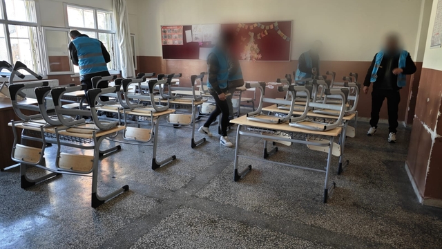 Cizre'de denetimli serbestlik yükümlüleri okulları temizledi