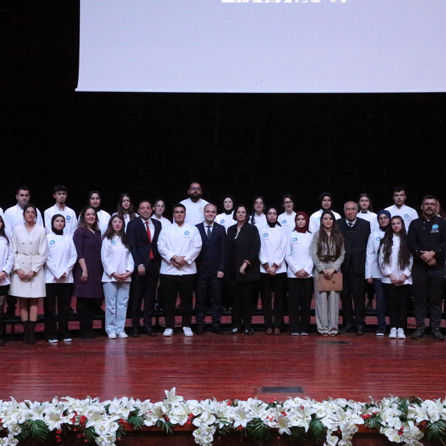 Niğde Ömer Halisdemir Üniversitesinde 34 aşçılık öğrencisi "beyaz önlük" gi...