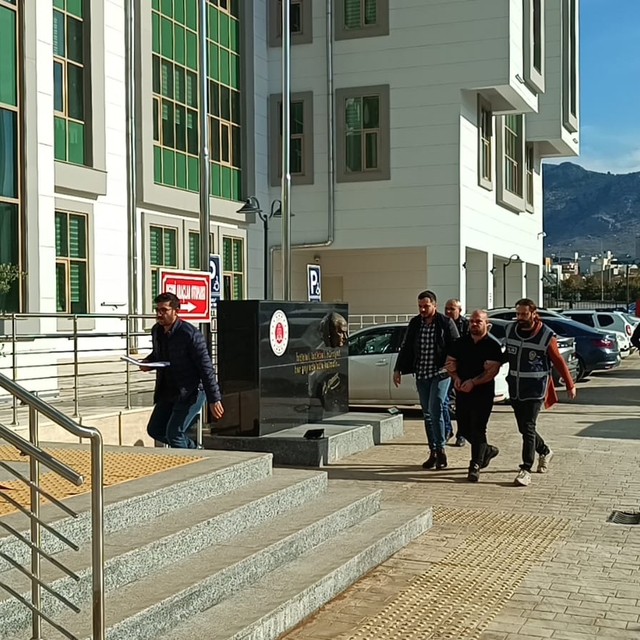 Adana'da bir kişinin yaralandığı silahlı kavgaya ilişkin gözaltına alınan ş...