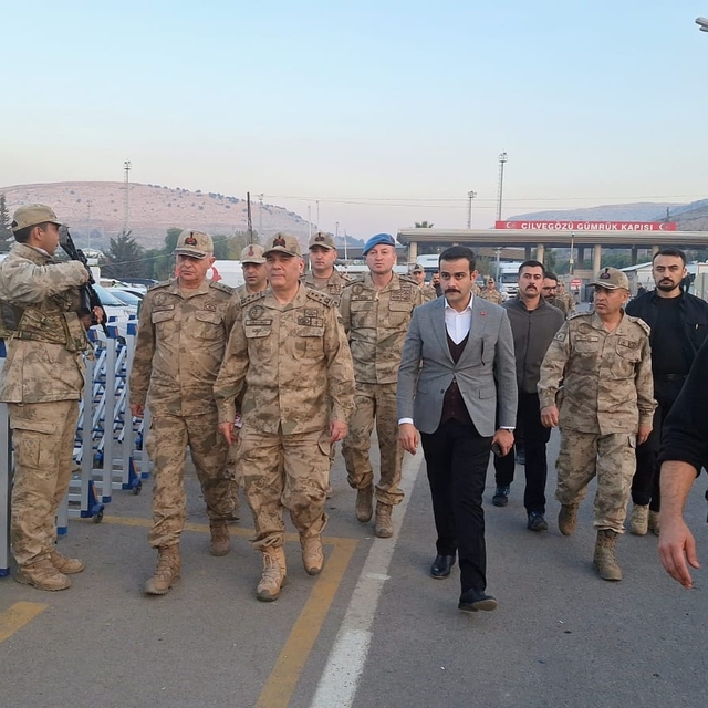 Ülkelerine dönen Suriyeliler, Cilvegözü Gümrük Kapısı'nda yoğunluk oluşturd...