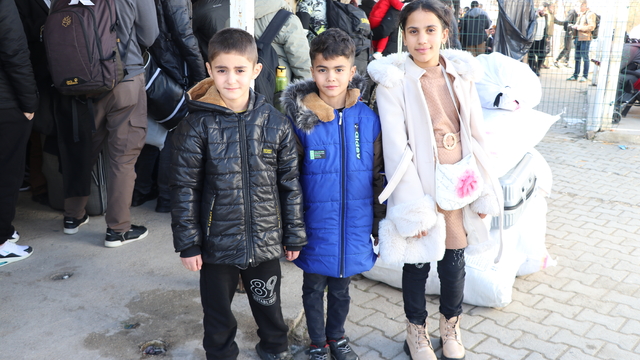 Suriyeli çocuklar ailelerine kavuşacak olmanın mutluluğunu yaşıyor