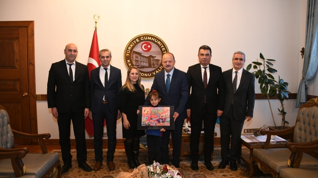 Resim yarışmasında Türkiye ikincisi olan Güneş Kuruoğlu, Vali Dallı'yı ziyaret etti