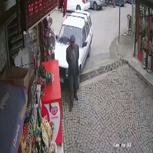 Marketin tezgahına çarpan otomobil, yayayı korkuttu