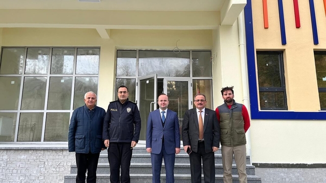 Hopa Kaymakamı Arslatürk, anaokulu inşaatında incelemede bulundu
