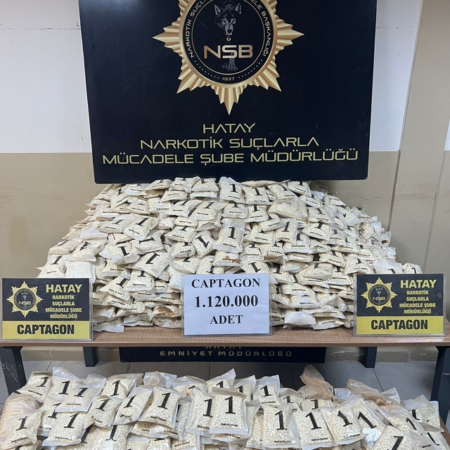 Hatay'da durdurulan 2 araçta 1 milyon 120 bin uyuşturucu hap ele geçirildi