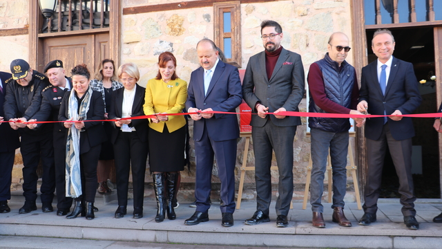 Kastamonu'da akademisyenler tarafından seramik sergisi açıldı