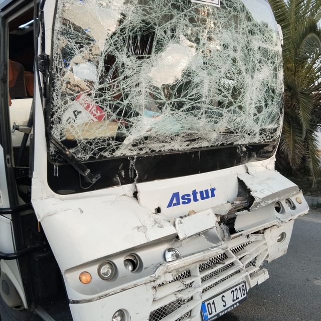 Adana'da 5 aracın karıştığı zincirleme trafik kazasında 13 kişi yaralandı
