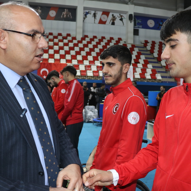 Ağrı'da 23 farklı branştaki sporculara malzeme dağıtımı yapıldı