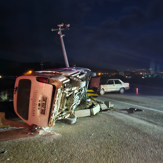 İzmir'de otomobille panelvanın çarpışması sonucu 6 kişi yaralandı