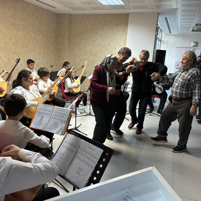 Samsun'da huzurevi sakinlerinden gençlik merkezine ziyaret