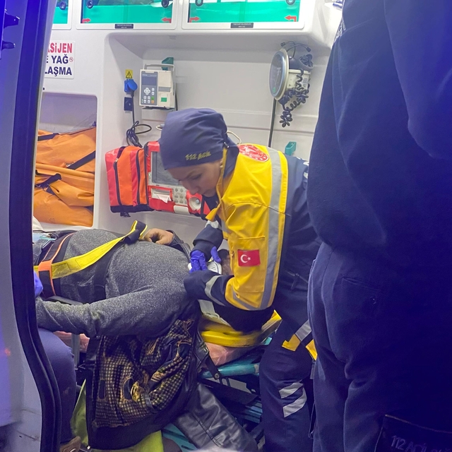 Samsun'da şarampole devrilen TIR'ın sürücüsü yaralandı