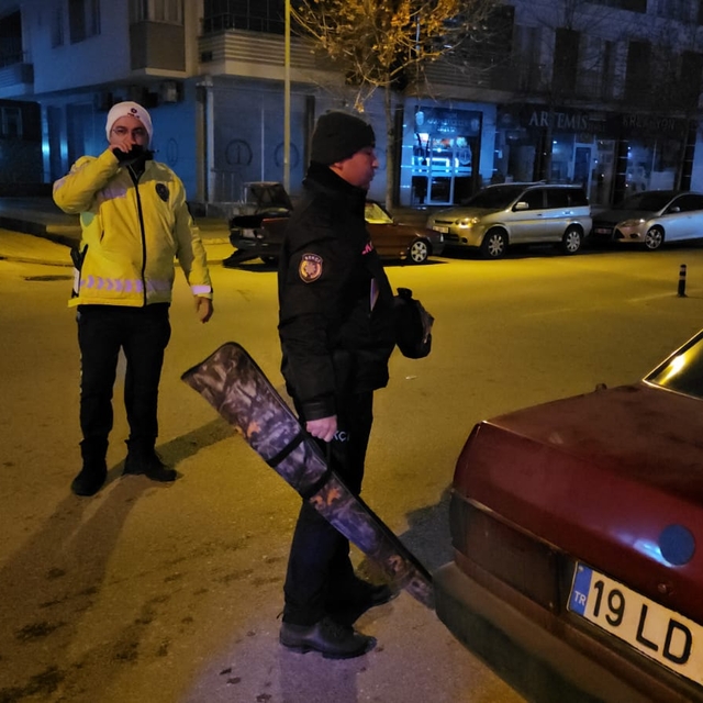 Çorum'da polisten kaçarken kaza yapan araçta silah yakalandı