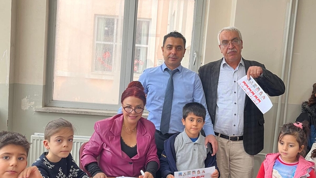 İzmir'de ilkokul öğrencileri oy pusulalı, mühürlü seçimle okul temsilcisi belirledi