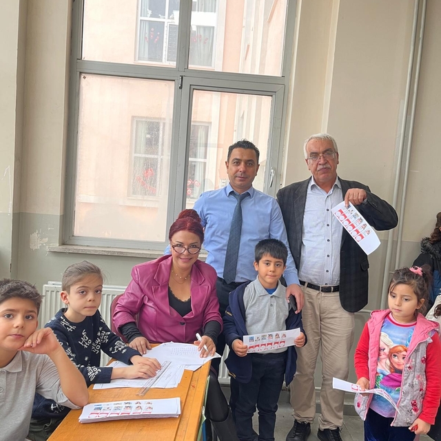 İzmir'de ilkokul öğrencileri oy pusulalı, mühürlü seçimle okul temsilcisi b...