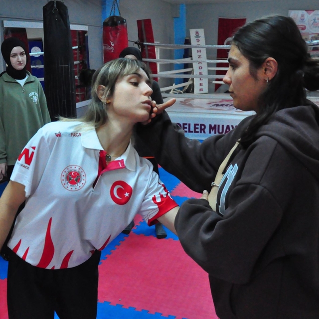 Antrenör Şükran'dan hemcinslerine savunma eğitimi