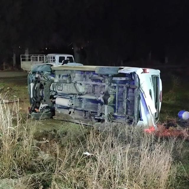 Edremit'te devrilen hafif ticari araçtaki 2 kişi yaralandı