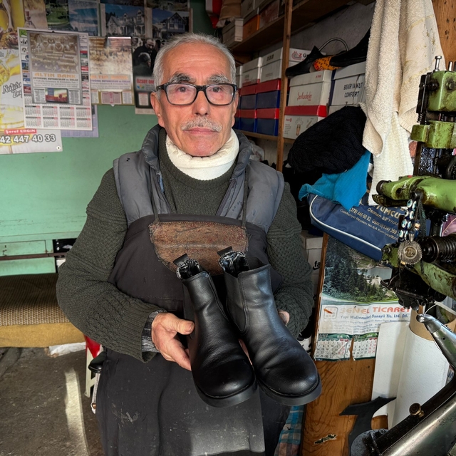 12 metrekarelik ayakkabı atölyesinde 55 yıldır mesleğini sürdürüyor