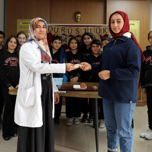 Evden getirdikleri meyveleri okulda satıp, SMA'lı Muhammed'e destek oldular